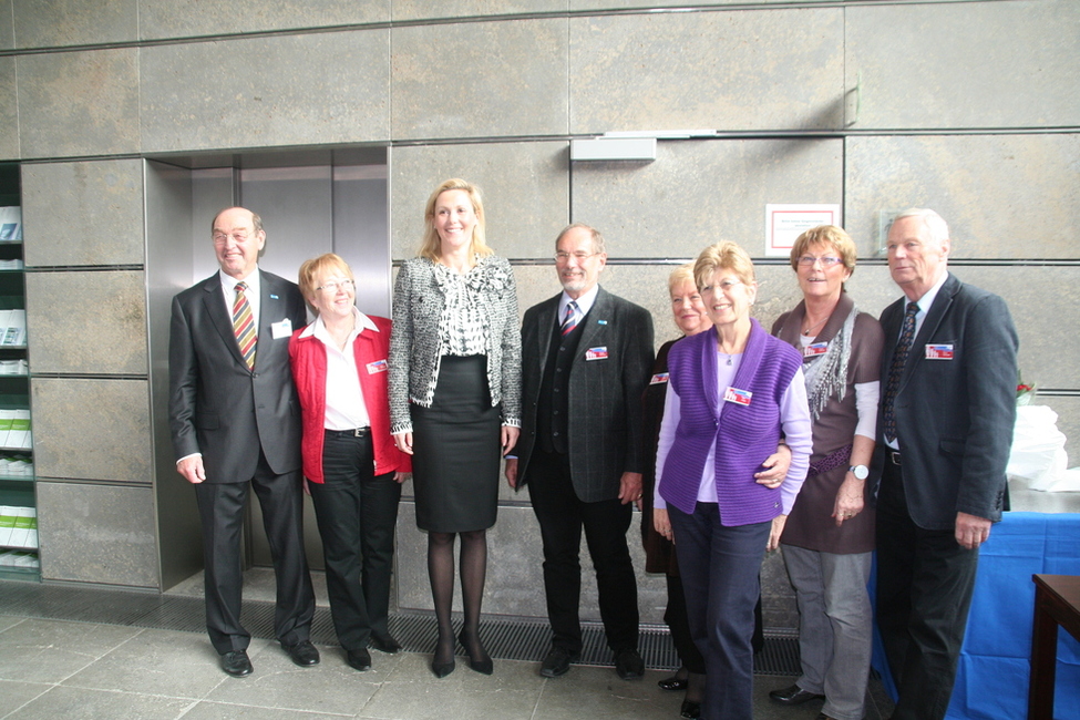 Bettina Wulff mit Vertreterinnen und Vertretern des CJD beim Weihnachtsbasar in Berlin